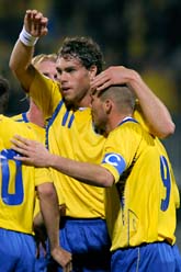 Johan Elmander kramar om Fredrik Ljungberg efter hans mål i matchen mot Liechtenstein. Foto: Janerik Henriksson/Scanpix