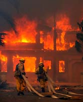 Många flyr undan bränderna i Kalifornien i USA. Foto: Denis Poroy/Scanpix
