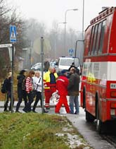 Barn på väg från skolan där en 18-åring sköt ihjäl åtta personer. Foto:Seppo Samuli/Scanpix