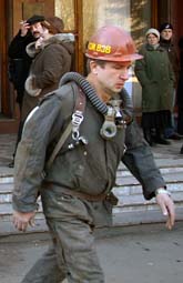 Räddningsarbetare är på väg ner i gruvan i Ukraina. Foto:Scanpix