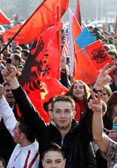 Kosovoalbaner i Schweiz jublade när Kosovo blev fritt från Serbien. Foto: Martial Trezzini/AP/Scanpix