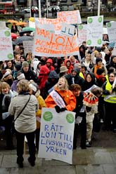 Medlemmar i vårdförbundet demonstrerade i Stockholm på tisdagen. De vill ha högre lön. Foto:Jesica Gow/Scanpix