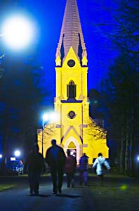 Många ledsna människor samlades i kyrkan i Stjärnsund på söndagen. Foto:Mikael Forslund/Scanpix