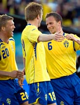 Tobias Linderoth gratuleras av lagkompisarna efter 1-0 målet mot Slovenien. Foto: Björn Larsson Rosvall/Scanpix