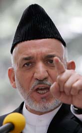 Afhanistans president Hamid Karzai vill jaga bort talibanerna. Foto: Rahamat Gul/AP/Scanpix