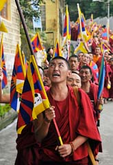 Munkar i Tibet protesterar mot Kinas regering. De vill att Tibet ska vara ett eget land. Protesterna var i Tibet, långt från Peking. Poliserna stoppade dem inte. Foto: Ashwini Bhatia/Scanpix