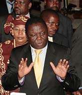 Morgan Tvangirai ska dela makten med Robert Mugabe. Foto: AP Photo.