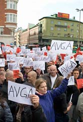 Poliser demonstrerar mot sitt fackförbund. Foto:Drago Prvulovic/Scanpix.