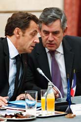 Frankrikes president Nicolas Sarkozy och Storbritanniens ledare Gordon Brown vid mötet. Foto: Charles Platiau/Scanpix