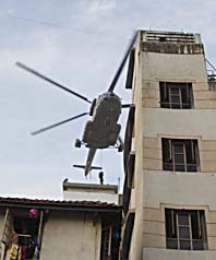 Soldater firar ner sig från en helikopter till det judiska centret i Bombay. Foto: Saurabh Das/Scanpix