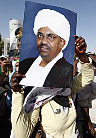 Folk i Sudan protesterar mot att president Omar al-Bashir ska gripas. Foto: Nasser Nasser/Scanpix.