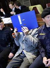 Joseph Fritzl ville inte visa ansiktet under rättegången. Foto: Helmut Fohringer/Scanpix