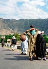 Människor flyr undan kriget i Swat-dalen i Pakistan. Foto:AP/Scanpix