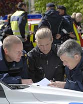 Poliser i Linköping prickar av på kartan var de har letat efter mordvapnet. Foto: Göran Billesson/Scanpix