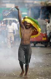 En man i Sri Lankas huvudstad jublar när det blev känt att rebellerna gett upp. Foto: Eranga Jayawardena/Scanpix
