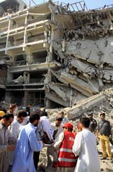 Ett hotell i Pakistan har blivit bombat. Foto: Mohammad Sajjad/Scanpix