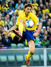 Zlatan Ibrahimovic i luften i kvalmatchen mot Malta. Foto: Adam Ihse/Scanpix