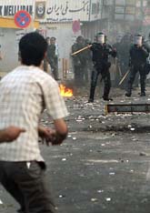 Poliser och demonstranter i bråk i Iran. Foto AP/Scanpix