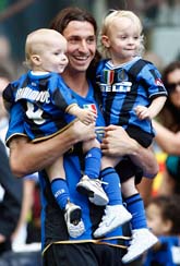 Zlatan firar med sina söner. Foto: Luca Bruno/Scanpix