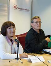 Annika Linde från Smittskyddsinstitutet och Anders Tegnell från Socialstyrelsen informerar om svininfluensan. Foto: Bertil Ericson/Scanpix