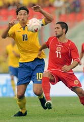 Zlatan i kamp med en maltesisk försvarare. Foto: Lino Azzopardi/AP/Scanpix