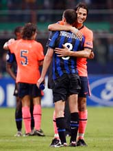 Zlatan kramar en av sina gamla klubbkompisar i Inter. Foto: Antonio Calanni/Scanpix