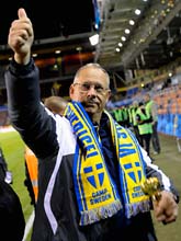 Lars Lagerbäck hyllades av fansen efter matchen. Foto: Scanpix