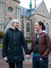 Matilda Lindkvist och Rebeca Samdahl får nu gifta sig i kyrkan. Foto: Bertil Ericson/Scanpix