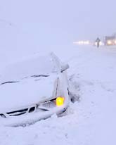 Många bilar åkte av vägen i snön och halkan. Foto: Johan Nilsson/Scanpix