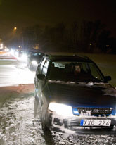 Massor av bilar blev fast i snön på vägarna i Skåne. Foto: Stig-Åke Jansson/Scanpix