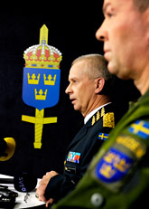 Överbefälhavaren Sverker Göransson och arméinspektör Berndt Grundevik berättar om överfallet. Foto: Janerik Henriksson/Scanpix