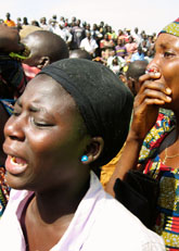 Kvinnorna i Nigeria sörjer dem som mördats. Foto: Jon Gambrell/Scanpix