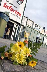 Någon har lagt blommor på platsen där den 78-åriga kvinnan blev nerslagen. Foto: Stig-Åke Jönsson/Scanpix