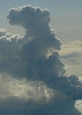 Stora moln av aska sprids från vulkanen på Island. Foto: AP/Scanpix
