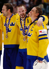 Svenska spelare med bronsmedaljer om halsen. Foto: Roberto Pfeil/Scanpix