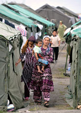 Många uzbeker flyr från bråken i Kirgizistan. Foto: Anvar Ilyasov/Scanpix