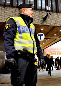 Ovanligt många poliser är på plats i Stockholms centrum. Foto: Tomas Oneborg/Scanpix