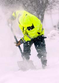 En snöskottare i Akalla i Stockholm kämpar mot snön och blåsten. Foto: Johan Nilsson/Scanpix