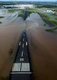 Inga flygplan kan landa på Rockhamptons flygplats i Australien. Foto: Scanpix