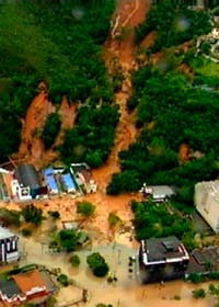 Vattnet och leran har forsat nedför bergen och dränkt husen i staden Teresopolis. Foro: TV Globo/Scanpix