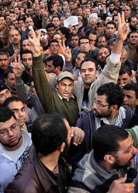 Människor protesterar mot Egyptens regering. Foto: Ben Curtis/Scanpix