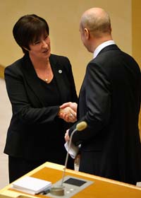 Mona Sahlin och statsminister Fredrik Reinfeldt säger tack och hej i riksdagen. Foto: Fredrik Sandberg/Scanpix