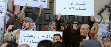 Människor protesterar mot regeringen i Libyen. Foto: Scanpix