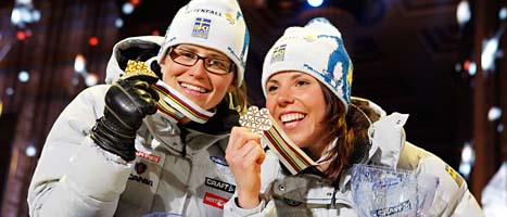 Ida Ingemarsdotter och Charlotte Kalla med sina guldmedaljer. Foto: Gorm Kallestad/Scanpix