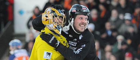 Daniel Mossberg i Sandviken jublar tillsammans med sin målvakt efter SM-segern. Foto: Fredrik Sandberg/Scanpix