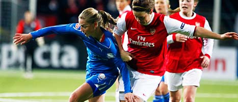 Linda Sällström kämpar mot Arsenals försvarare. Foto: Stefan Jerrevång/Scanpix