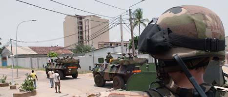 Striderna i landet Elfenbenskusten har varit hårda de senaste dagarna. Nu tror många att Laurent Gbagbo och hans soldater är på väg att ge upp. Foto: AP/Scanpix