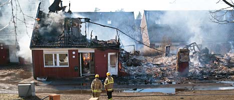 Flera hus brann i Hovsjö i Södertälje på torsdagen. Foto: Victor Lundberg/Scanpix