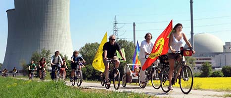 Folk cyklar och protesterar mot kärnkraft. Fler än 150 tusen människor i Tyskland och Frankrike demonstrerade i helgen. Foto. Thomas Lohnes/Scanpix