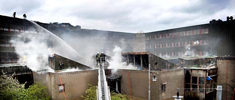 Hundra brandmän kämpade mot barden på Artkitekturhögskolan i Stockholm. Foto: Tomas Oneborg/Scanpix